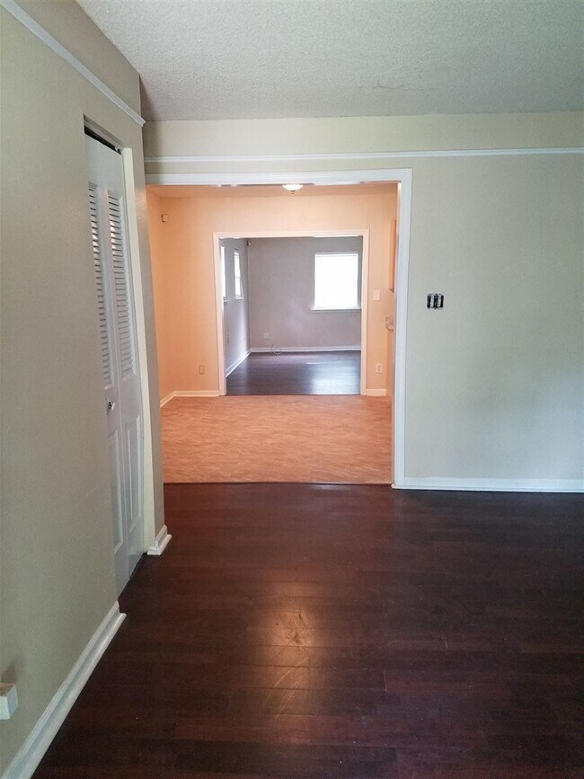 Building Photo - 5620 Westview Ln