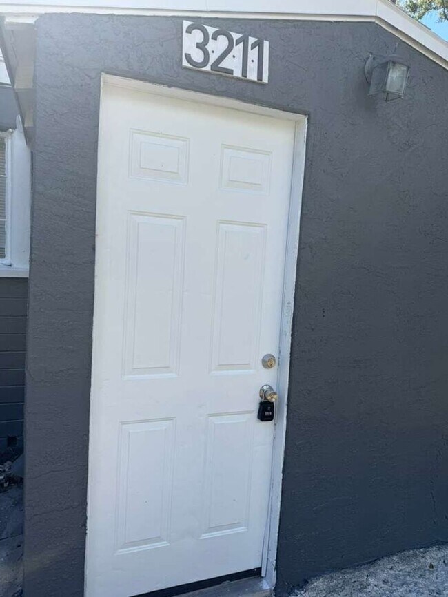 Foto del edificio - Cute & Cozy 1 Bedroom in Central St. Pete! Apply for FREE This Holiday Season!