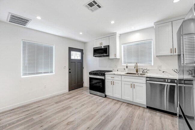 Building Photo - 4 Bedroom West Lancaster