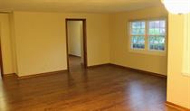 Building Photo - 106 Elmwood Dr