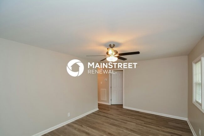 Building Photo - 2 Bedroom Pet-Friendly Home in Hillsborough, NC with Main Street Renewal