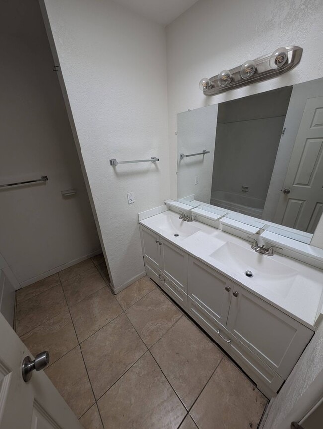 Building Photo - Beautiful Air Conditioned Condo! MUST SEE! 2bed & 1bath