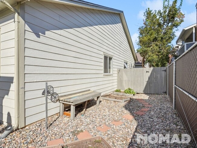 Building Photo - 3 Bedroom Townhome in a gated community in...