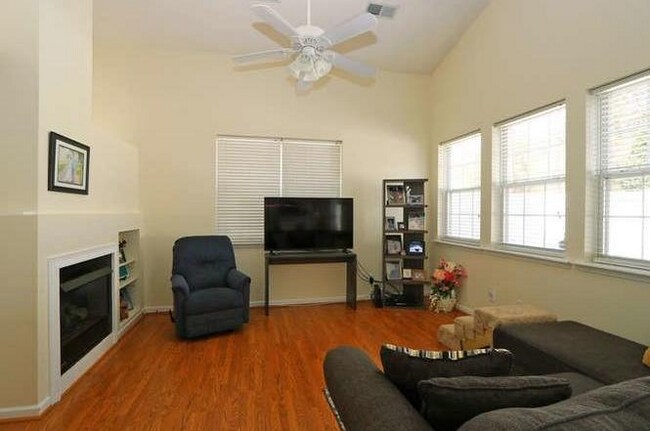 Foto del edificio - 107 W Oaks Ct