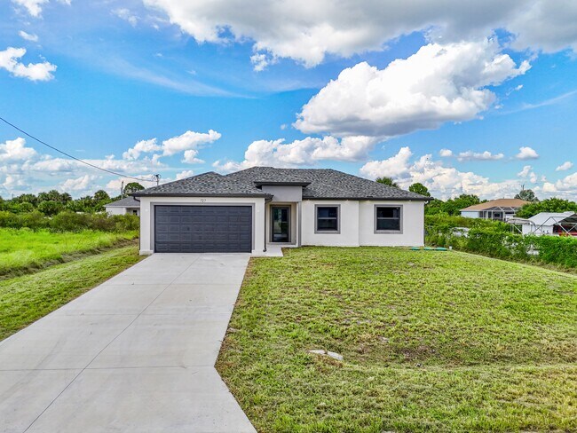 Photo - 727 Cane St E House