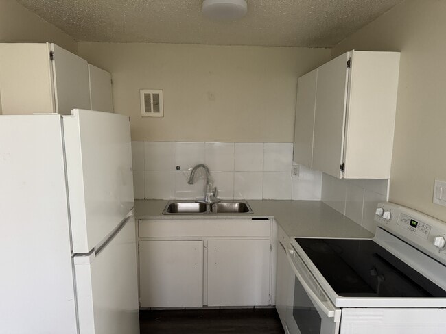 Photo du bâtiment - 12940-12118 118 Ave NW