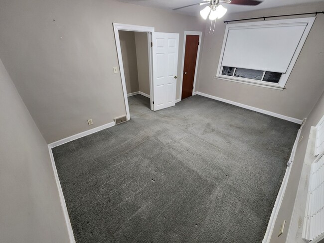 Photo - 900 E Illinois St Apartment