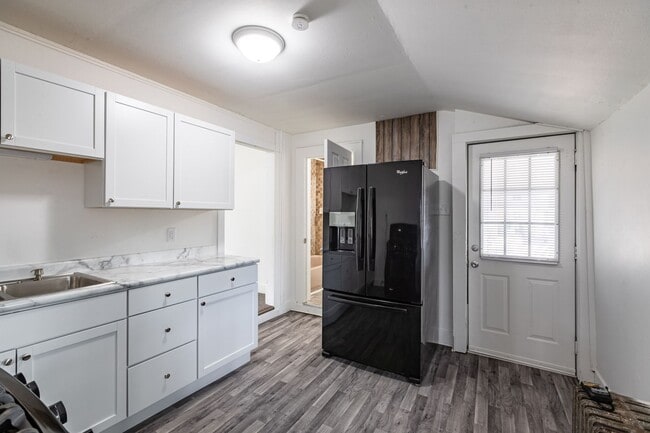 Building Photo - Renovated 2 Bedroom House