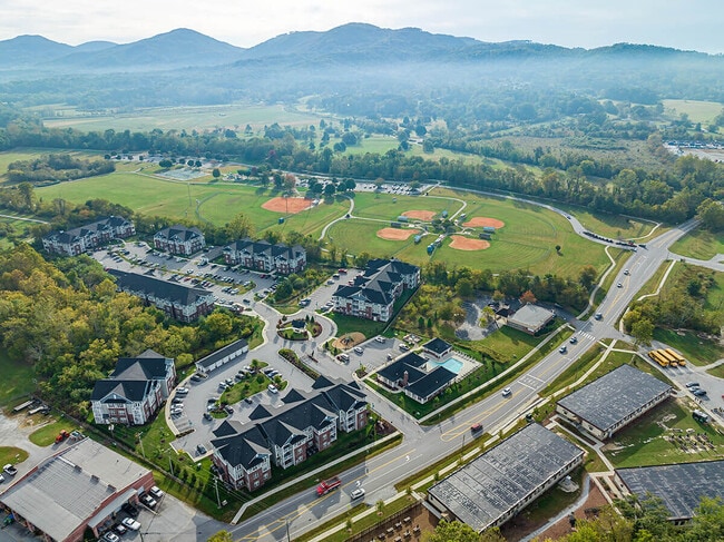 Building Photo - Groves at Town Center