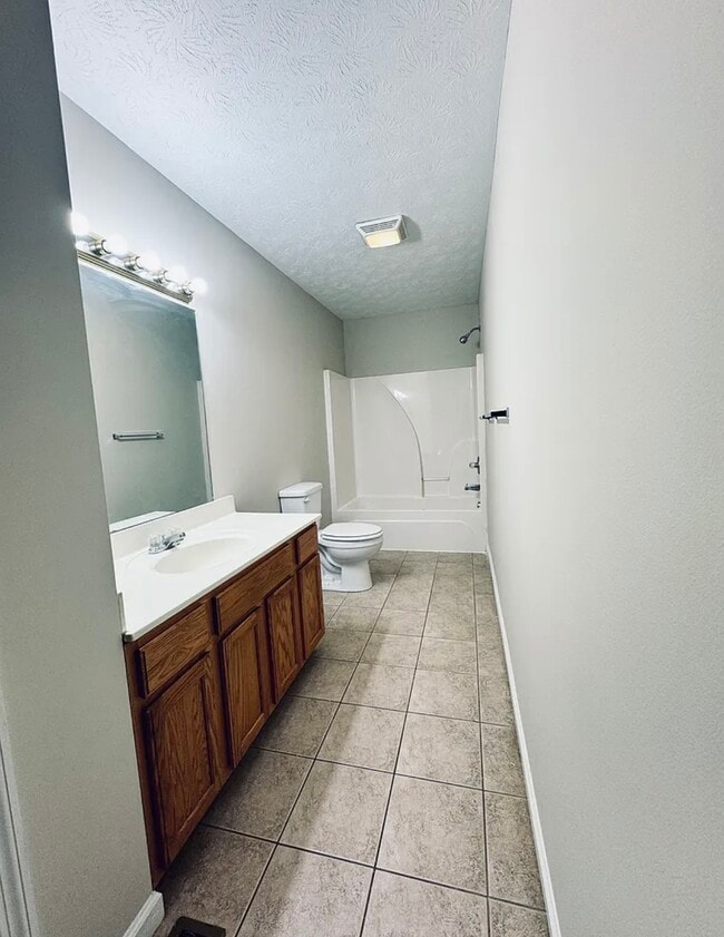 Building Photo - 634 Hampton Way