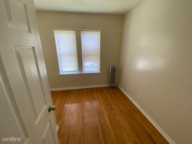 Building Photo - 3 br, 1 bath Apartment - 230 N Pine Ave