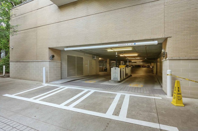 Retail & guest parking entrance - 905 Juniper St