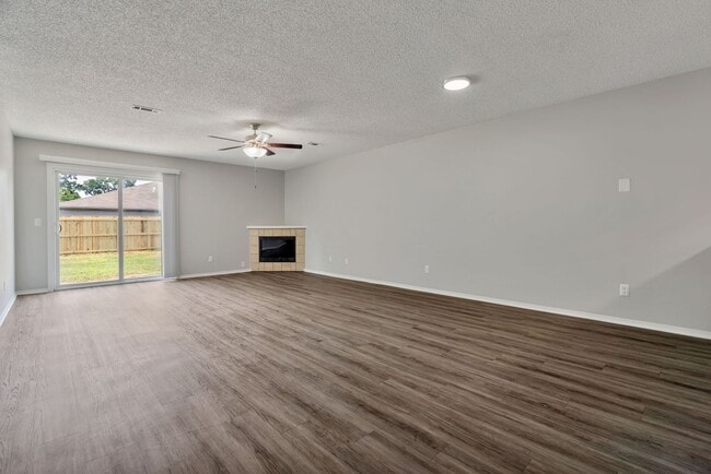 Building Photo - 3 Bed 2 Bath duplex just minutes to I-49