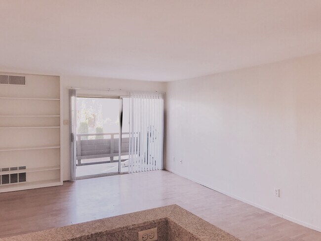 Building Photo - 1611 Hotel Cir S