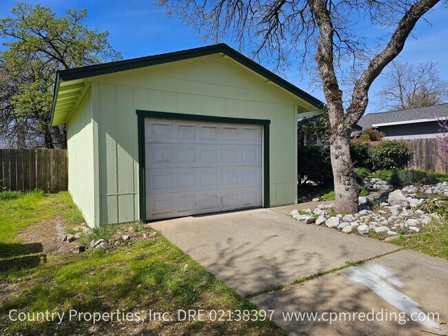 Foto del edificio - Updated 3-Bedroom House with Large Yard Coming Available April 1!