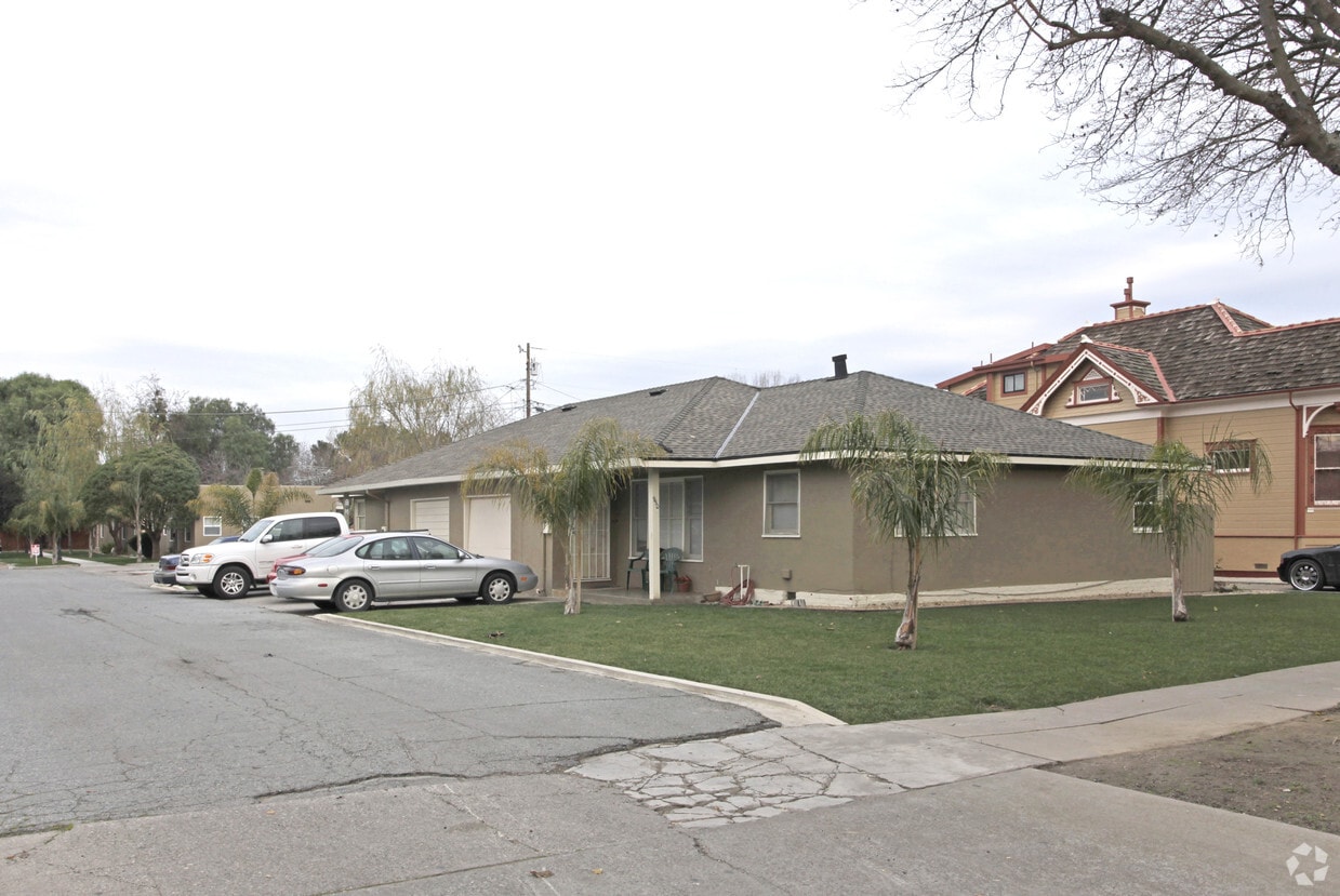 Primary Photo - 950 Monterey St