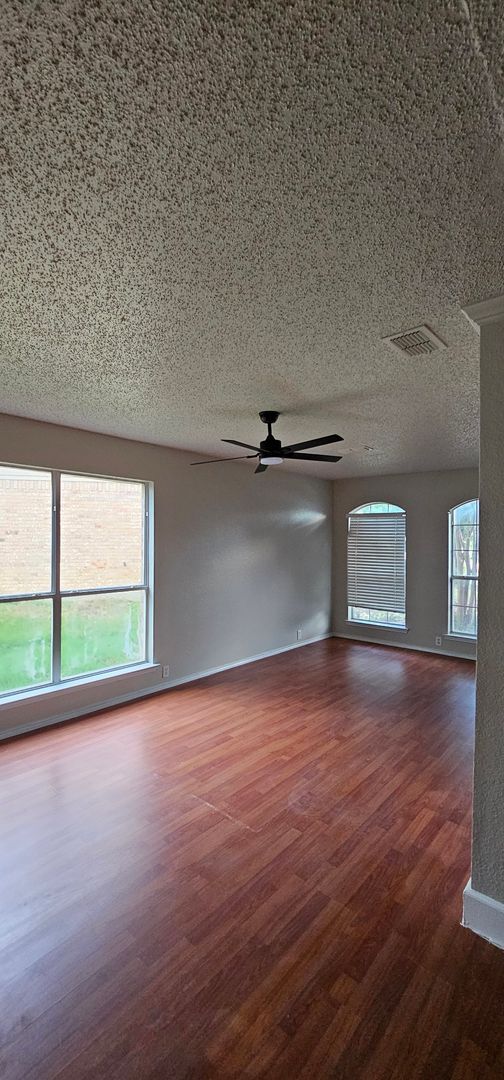 Photo - Spacious 2-story on a Quiet Cul-de-Sac House