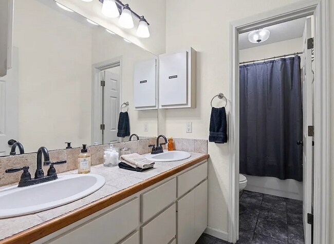 Foto del edificio - 7 bedroom home 2 min walk from Campus