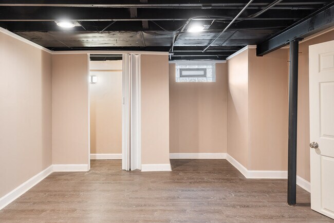 Building Photo - 7558 S Hamilton Ave