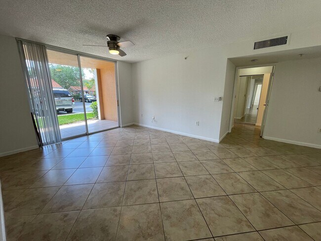 Foto del edificio - ANNUAL RENTAL - 1ST FLOOR 3 BED / 2 BATH C...