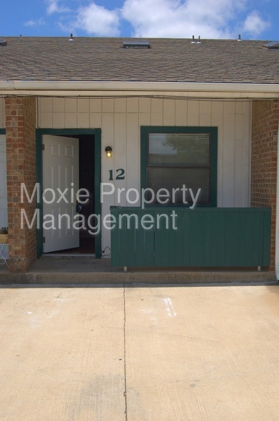 Primary Photo - 520 Bond St