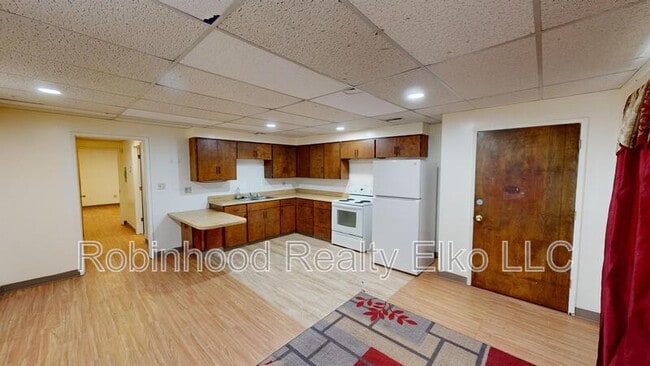 Building Photo - 674 N Cedar St