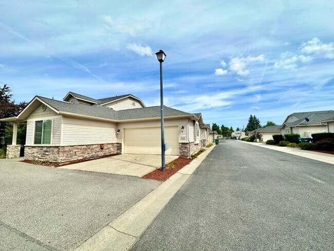 Foto del edificio - Cute little gated community 3 bed 2.5 bath...