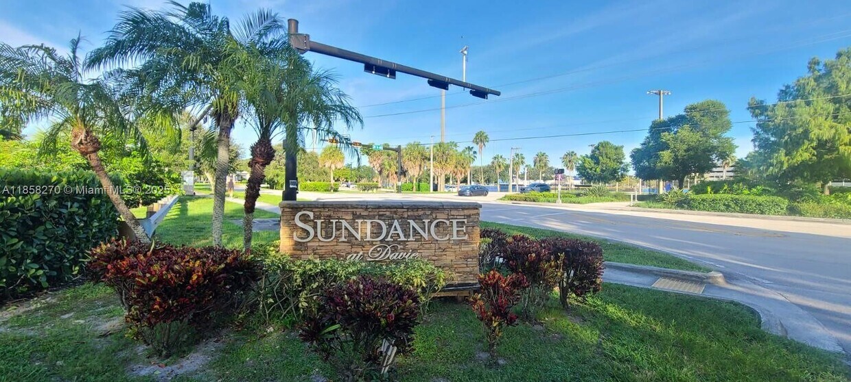 Foto principal - 2986 S University Dr