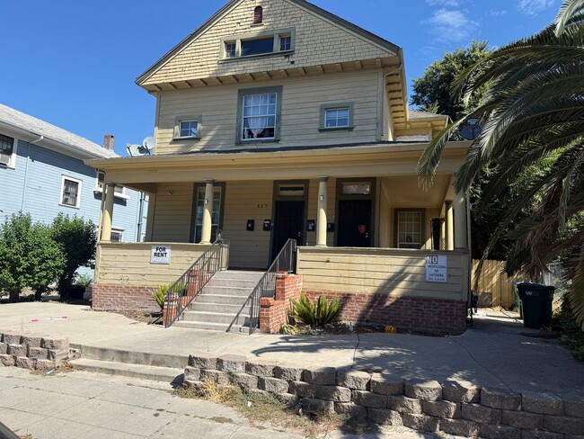 Building Photo - 327 E Acacia St