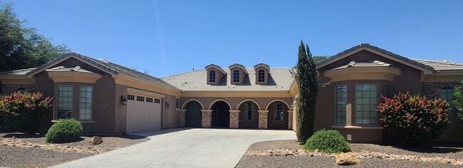 Building Photo - 4 or 5 bedroom, 4-car garage home on edge ...
