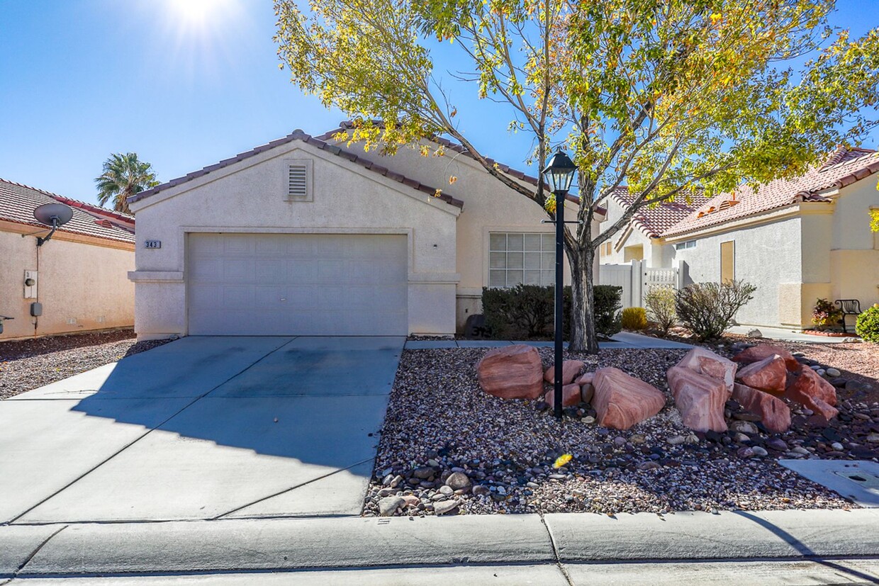 Foto principal - Single Story North Las Vegas Home In Gated...