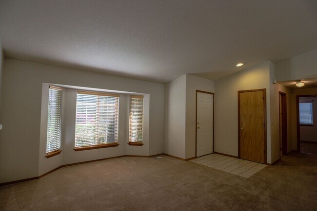 Building Photo - Welcome to the spacious one-level home in ...