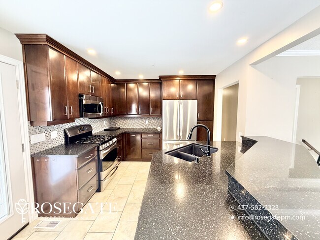 Photo du bâtiment - All-Inclusive 3-Bedroom Unit with 2 Parking & Balcony in Kitchener