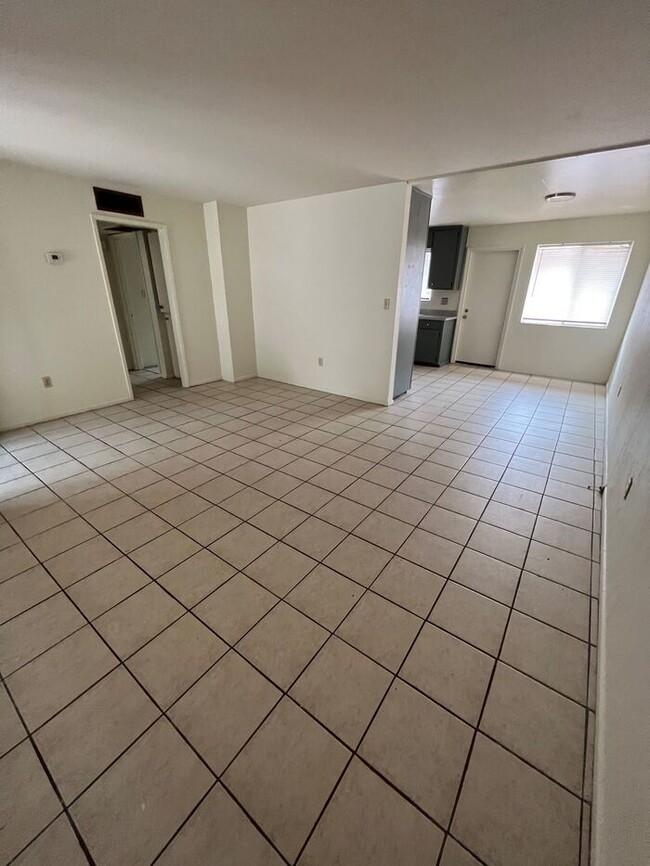 Building Photo - Town Home For Rent