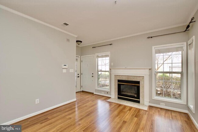 Foto del edificio - 2324 Henshaw Pl