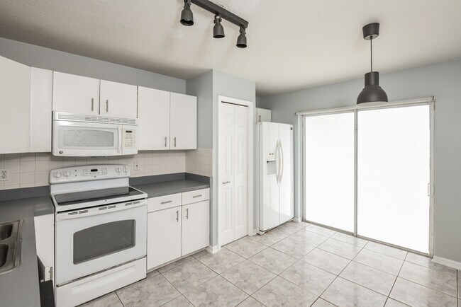 Foto del edificio - 3313 Cypress Point Cir