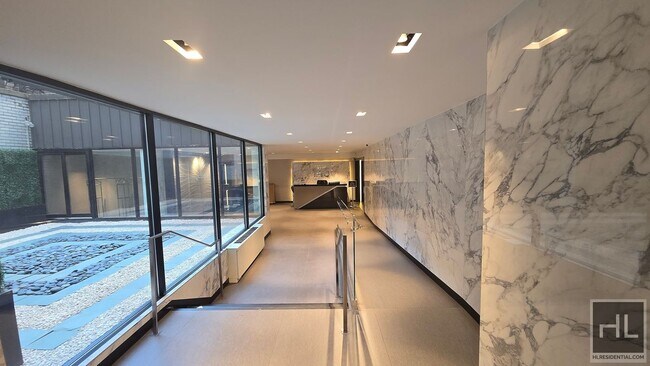 Foto del edificio - 3rd Ave & E 16th St. Modern 1-Bedroom Apt ...