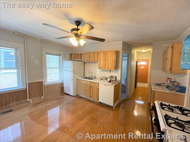 Building Photo - Davis Sq 2 Bedroom 2 Bathroom - Great Loca...