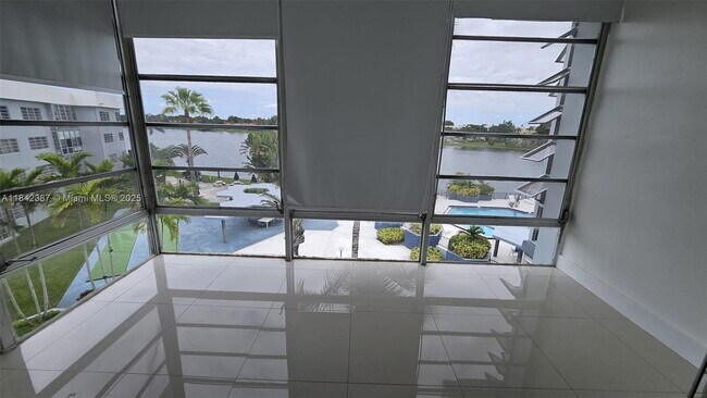 Foto del edificio - 877 NE 195th St