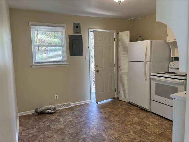 Building Photo - 2-bedroom Duplex available near Revolution...