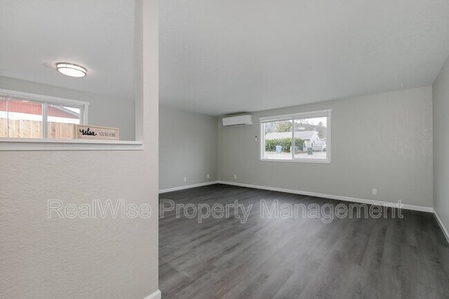 Building Photo - 924 S Comstock Rd