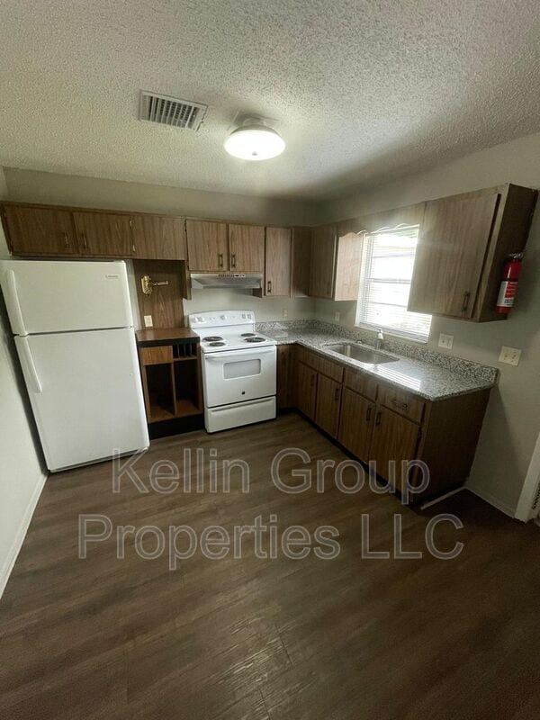 Building Photo - 160 N Nekoma Ave