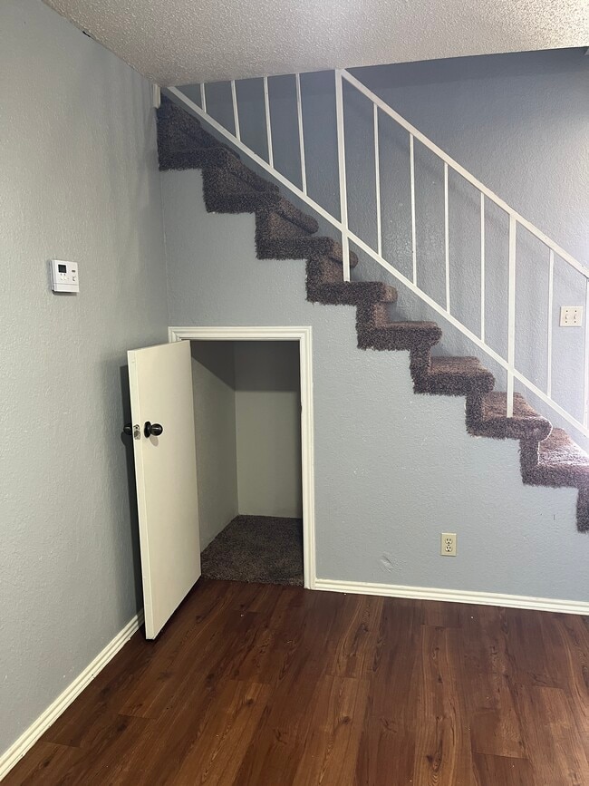 Trastero debajo de escalera y salón. - 926 Chisholm Cv