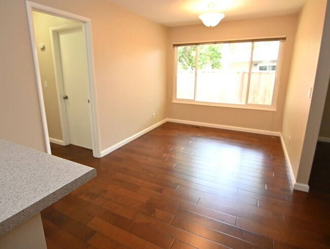 Foto del edificio - 1651 Cassiar Dr