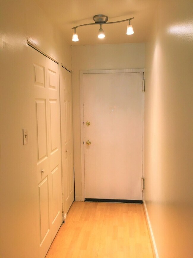 Foto del edificio - Gorgeous 1BR/1 BA Condo in Greenbelt!