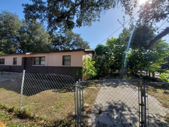 Building Photo - 10401 N 11th St