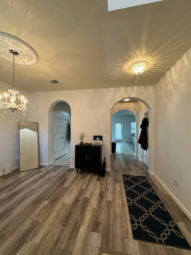 Building Photo - 2101 Charlotte Estates Dr