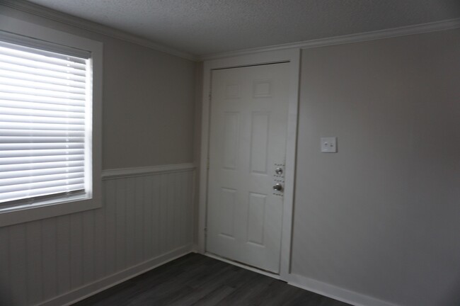 Foto del edificio - 148a S John Sims Pkwy