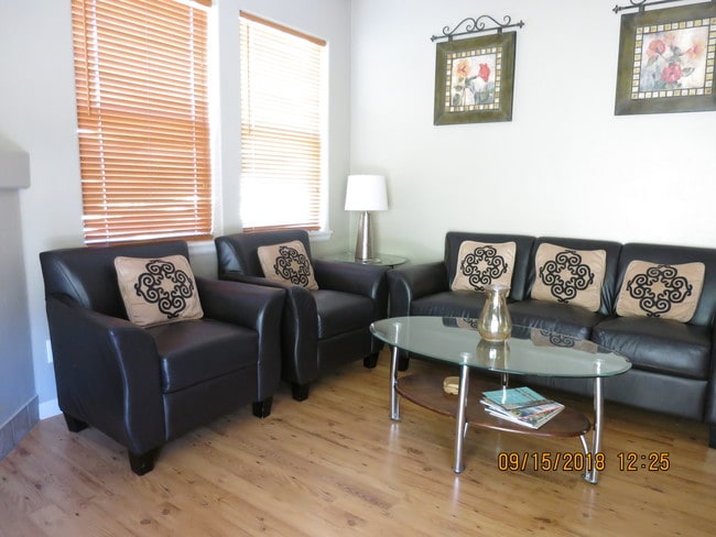 Sala de estar - 2701 Midland Ave