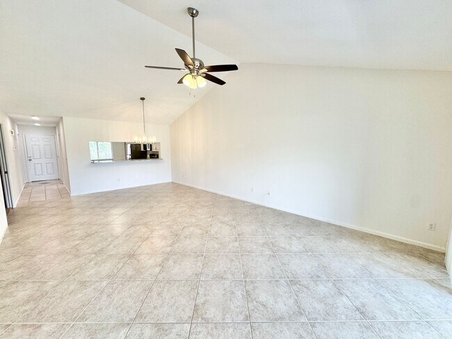 Foto del edificio - ** ROYAL WOOD ** 2 + DEN / 2 BATH - CONDO ...
